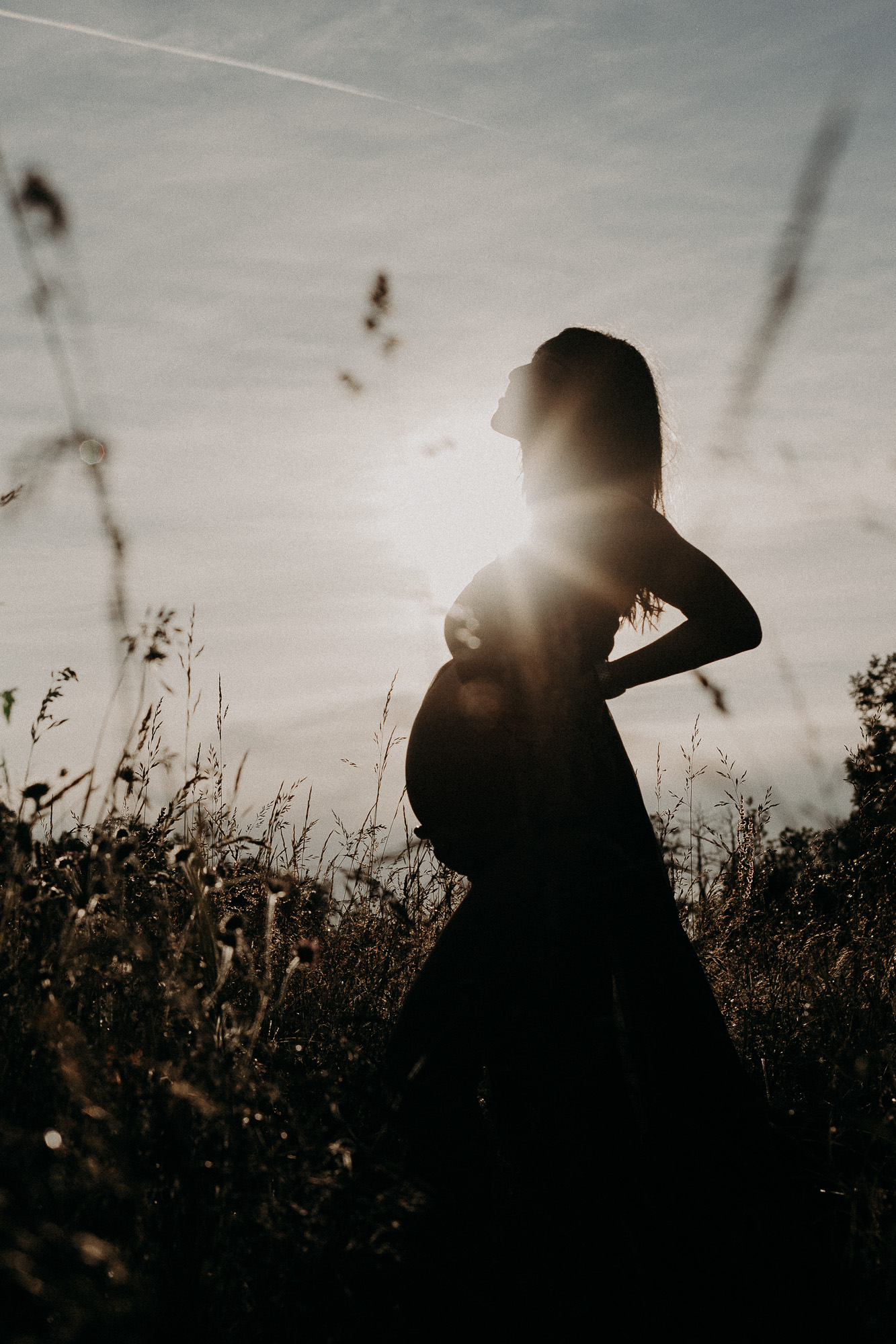 silhouette de femme enceinte au coucher du soleil