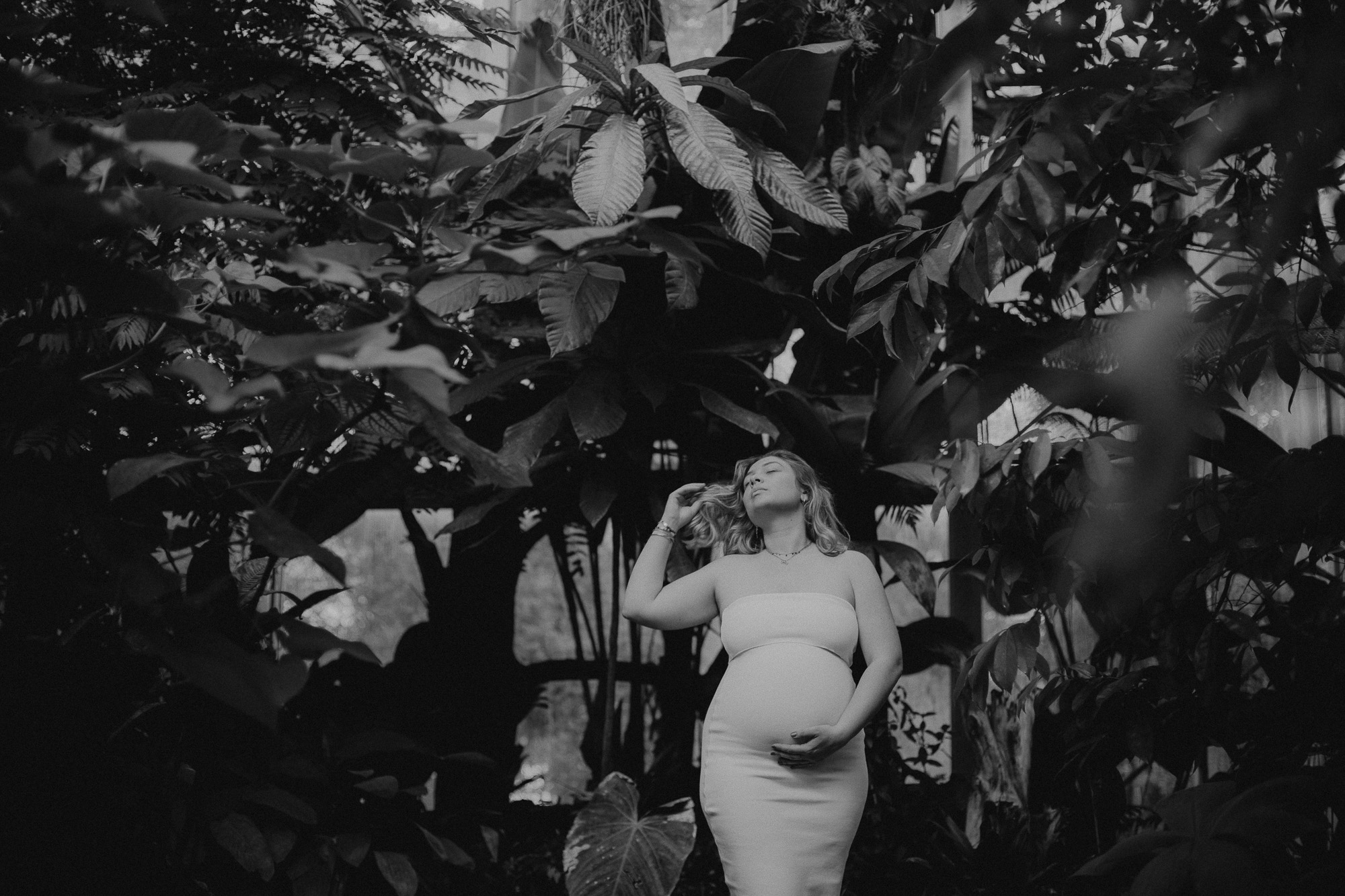 femme enceinte dans la foret tropicale